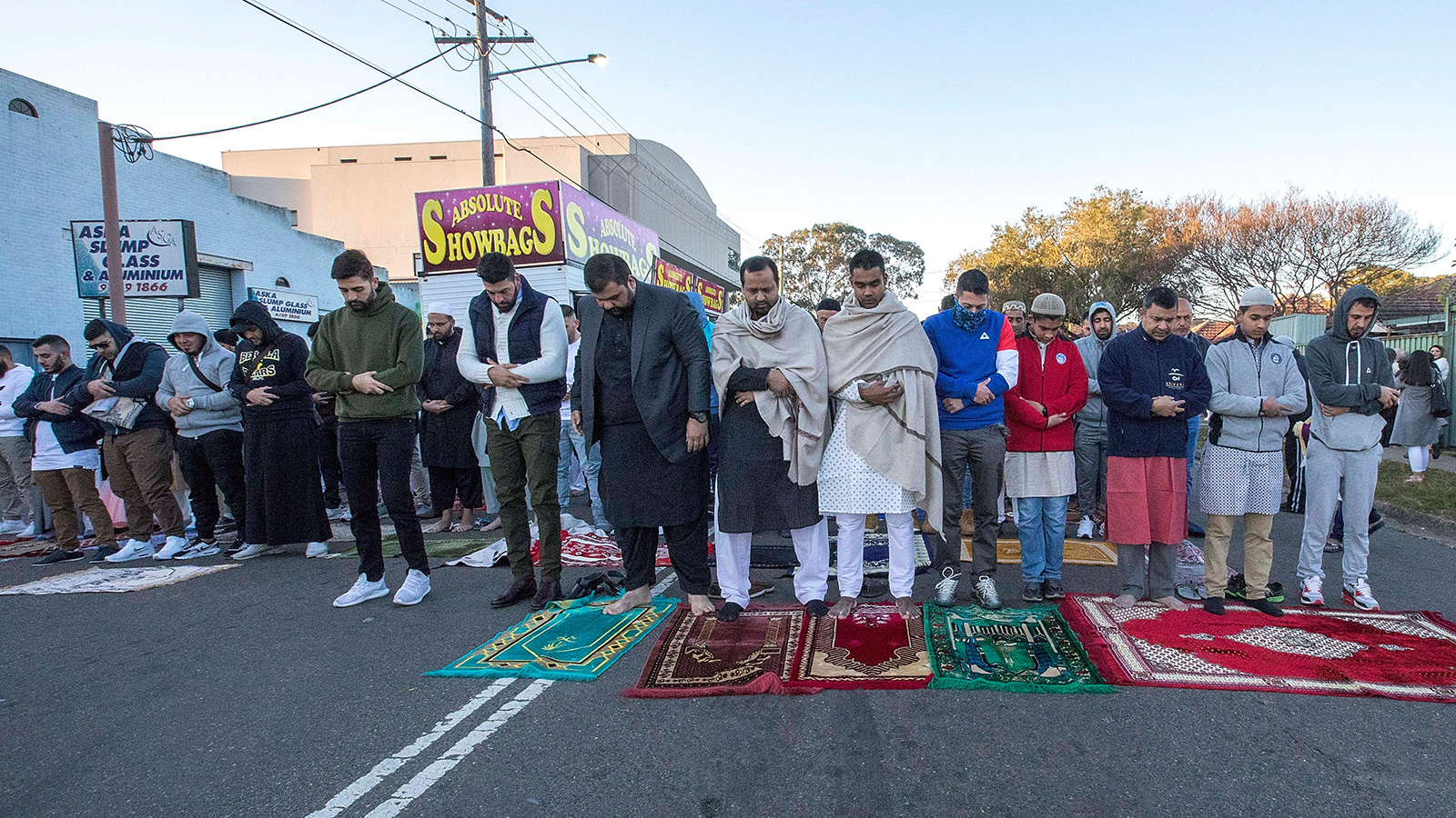 ‪مسلمون يؤدون الصلاة في إحدى ضواحي سيدني بأستراليا‬ (غيتي إيميجز)