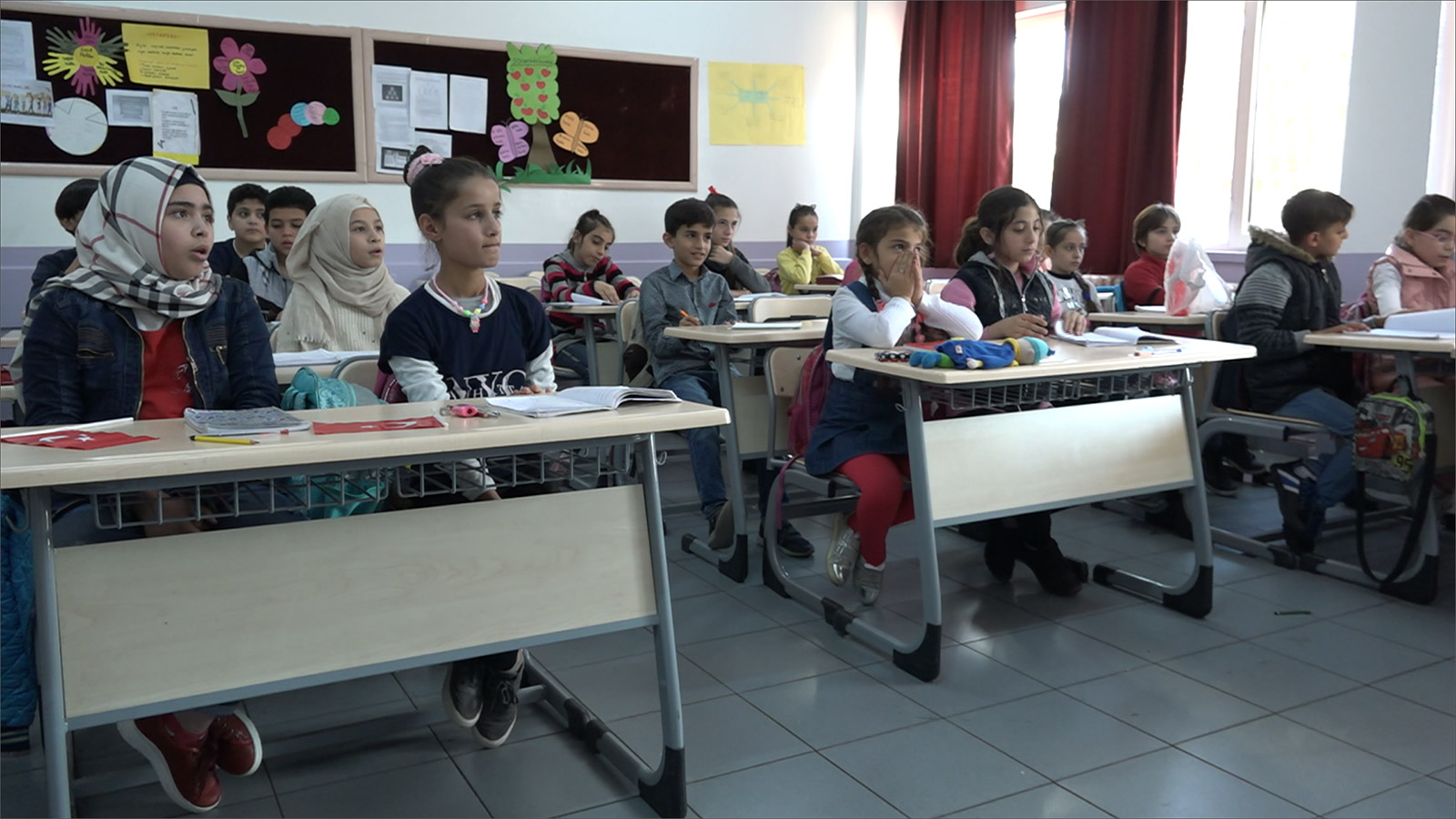 ‪طلاب سوريون في مركز تعليم مؤقّت لتأهليهم للانتقال إلى المدارس الحكومية التركية‬ (الجزيرة نت)