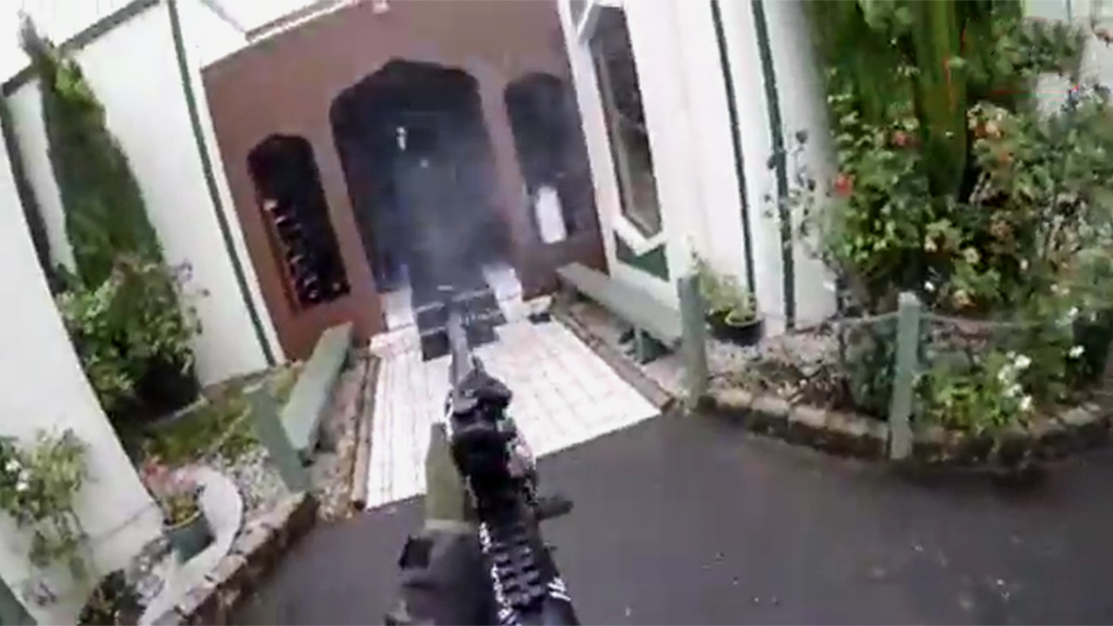 القاتل يقتحم مسجد النور بمدينة كرايست تشيرتش ويطلق النار (مواقع التواصل الاجتماعي)