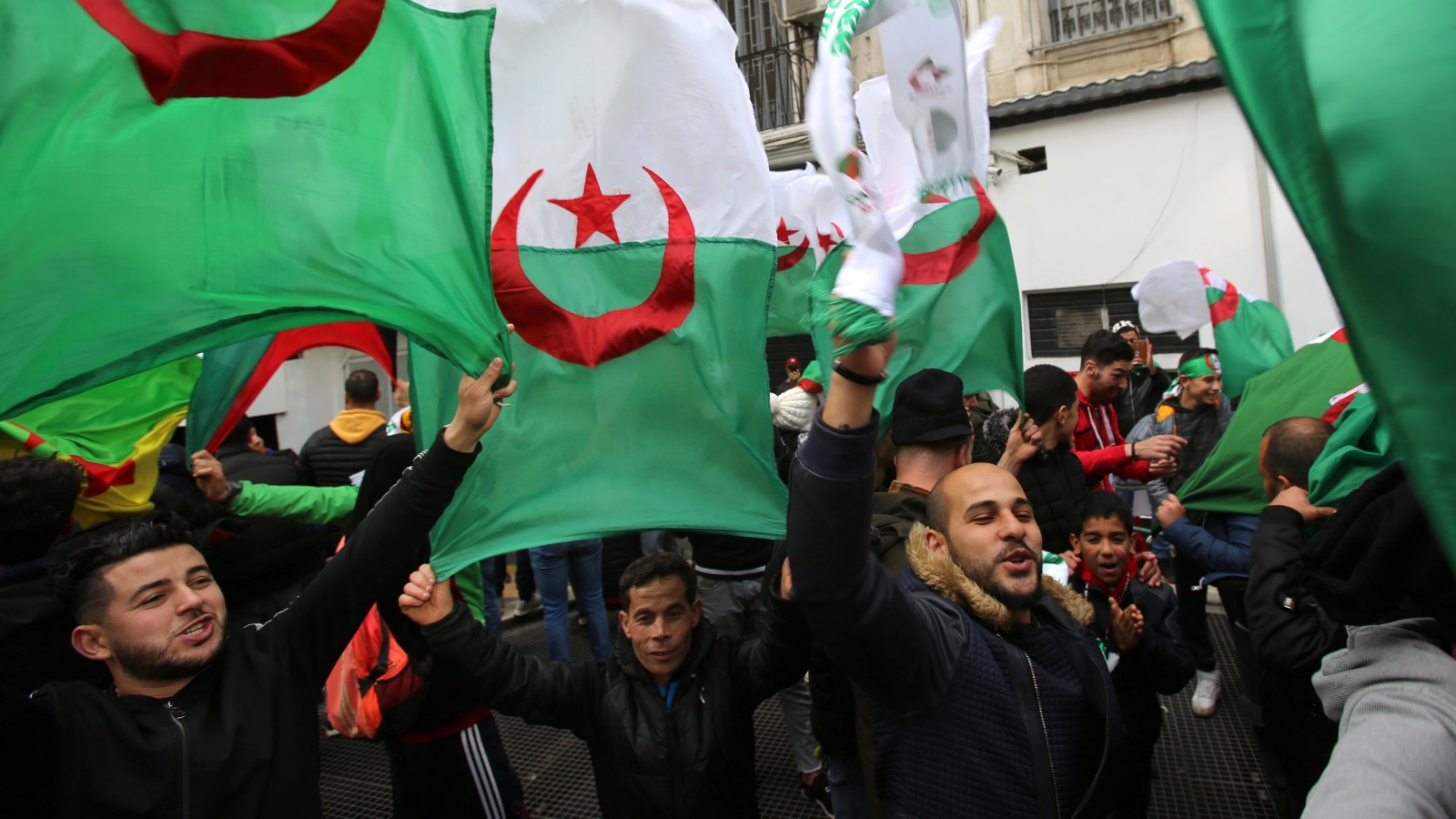الحل في الدستور أو من دونه؟ هنا يحتد النقاش بين الجزائريين (رويترز)