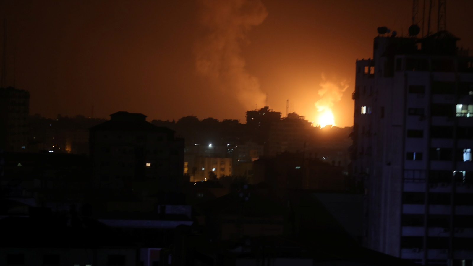 الغارات الإسرائيلية استهدفت مواقع للمقاومة بغزة وفق مراسل الجزيرة (رويترز)
