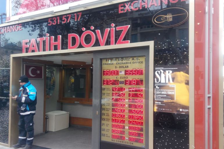 خليل مبروك - اسطنبول- سعر صرف الدولار على اللوحة الالكترونية لاسعار العملات في واجهة احدى محلات الصرافة بمدينة - إسطنبول - تركيا