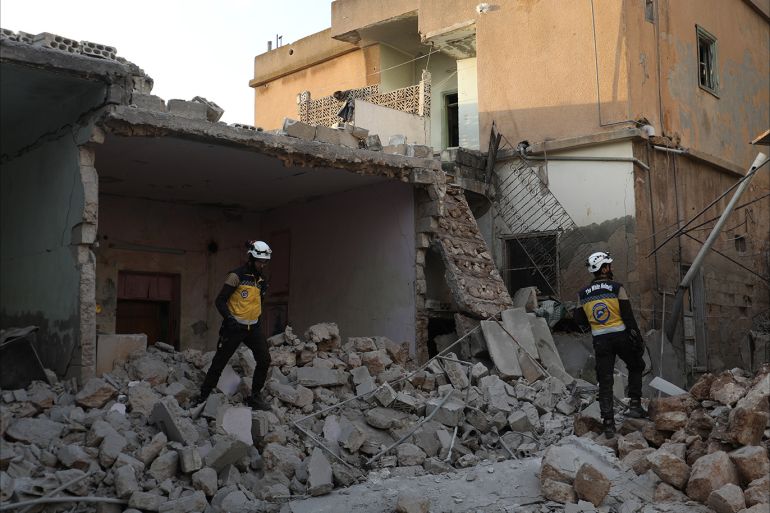فرق الدفاع المدني أثناء تفقد منزل تعرض للقصف في خان شيخون بريف إدلب الجنوبي