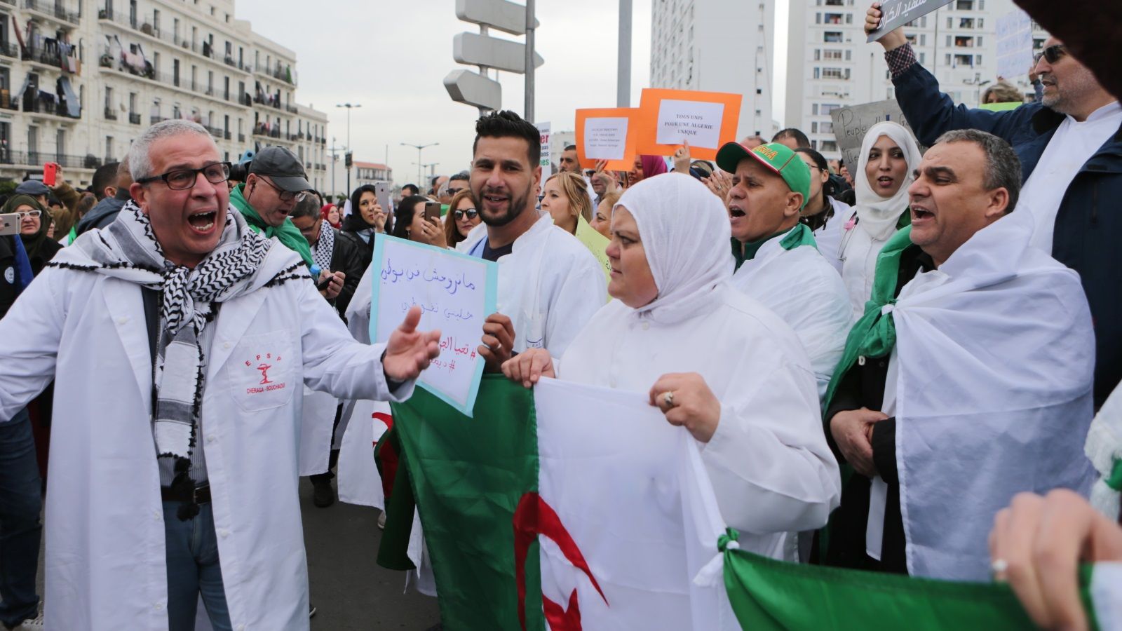 احتجاج للعاملين بالقطاع الطبي وسط العاصمة الجزائرية (وكالة الأناضول)
