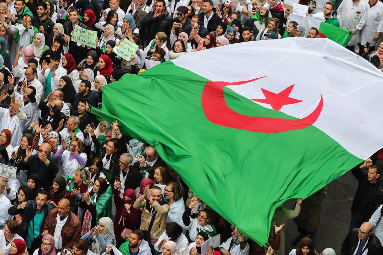هل تراهن الحكومة بالجزائر على الوقت لإخفات صوت الشارع؟