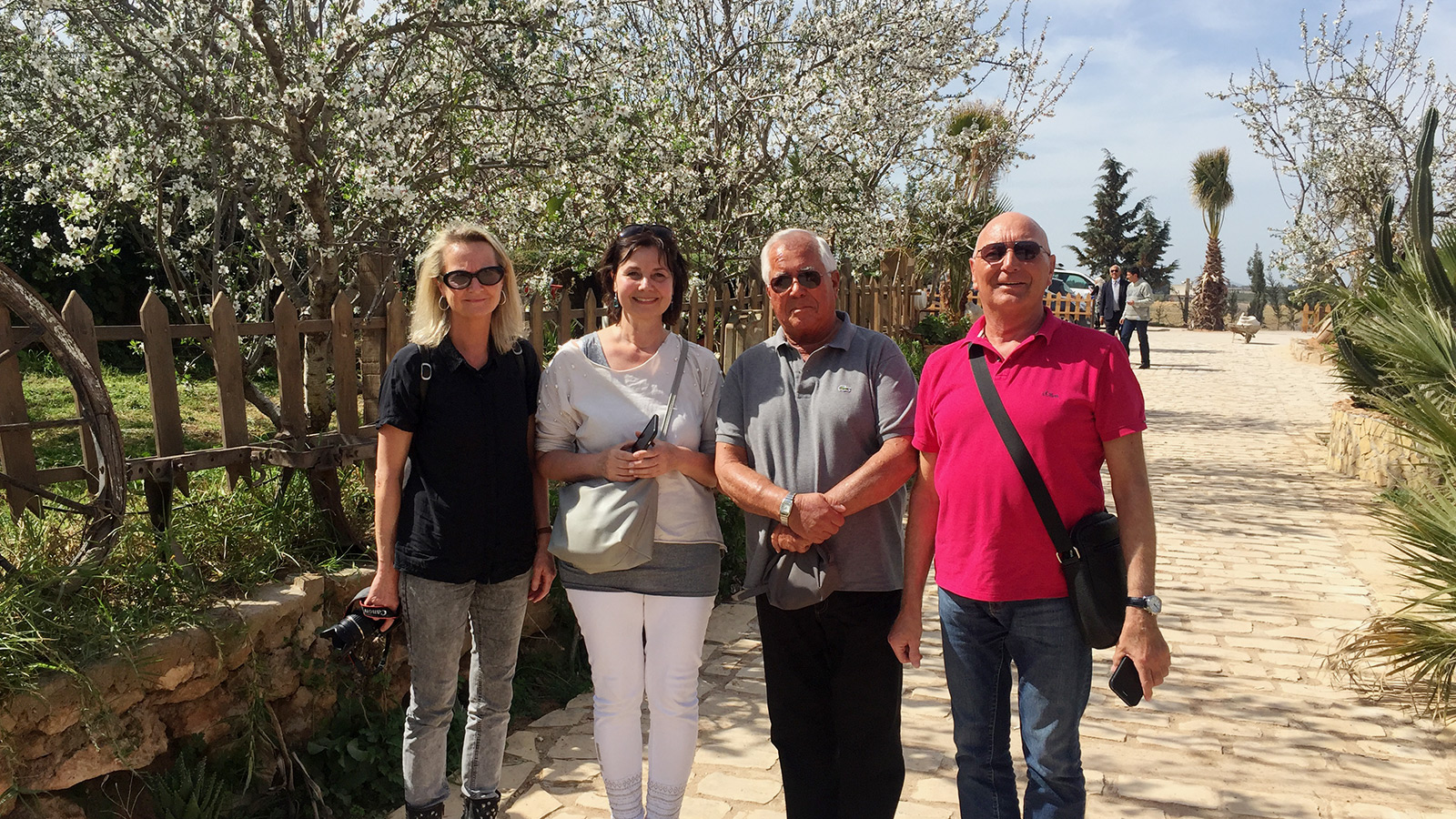 ‪عدد من السياح الألمان في زيارة لنزل دار زغوان بتونس‬ (الجزيرة)