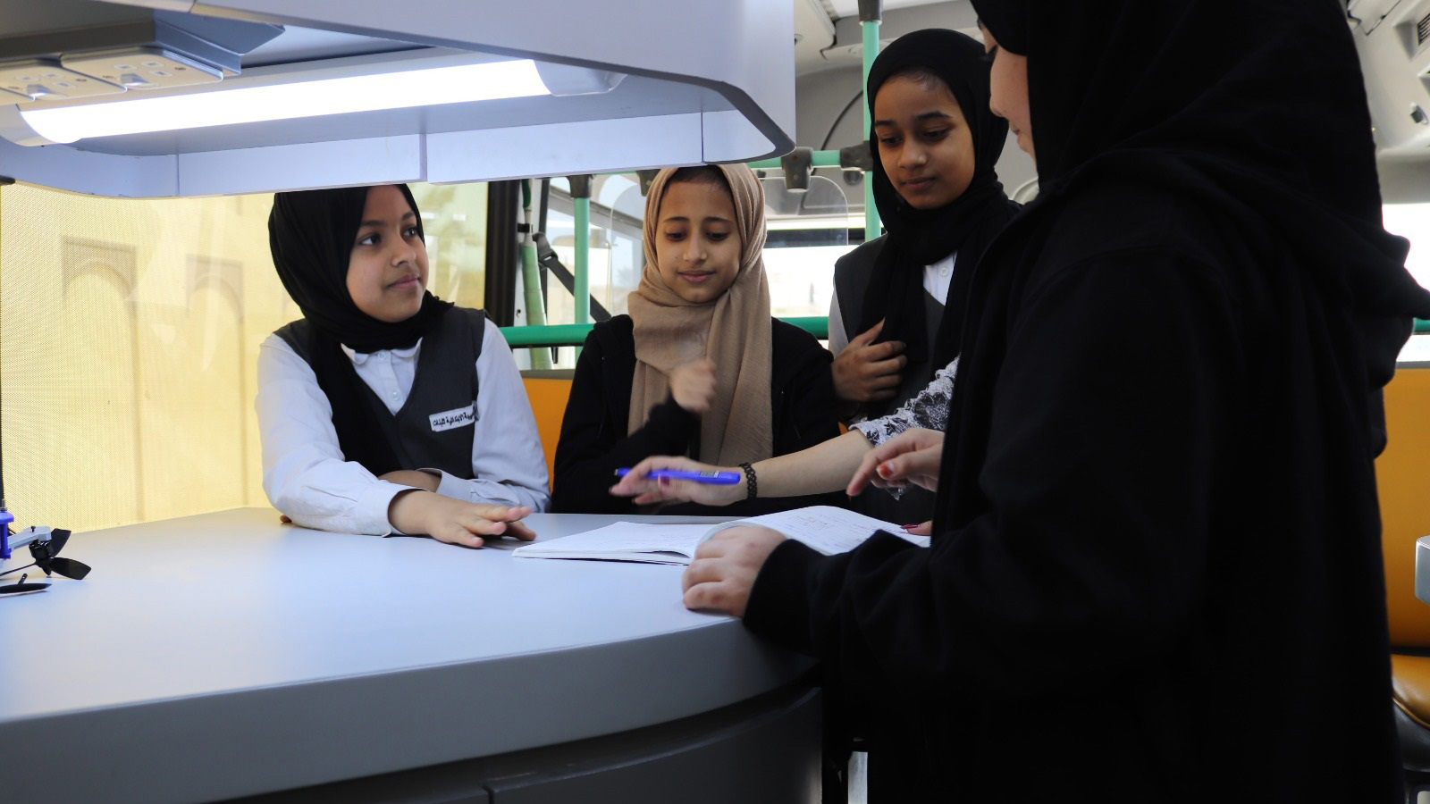 ركن التفكير في الحافلة لتعليم الطلاب التعاون على حل المشكلات التقنية (الجزيرة)