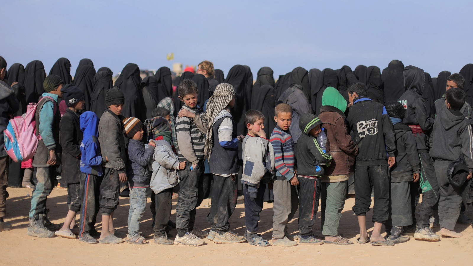 مئات الأطفال والنساء يقفون في طوابير بعد هروبهم من القصف على تنظيم الدولة في الباغوز مطلع الشهر الجاري (رويترز)