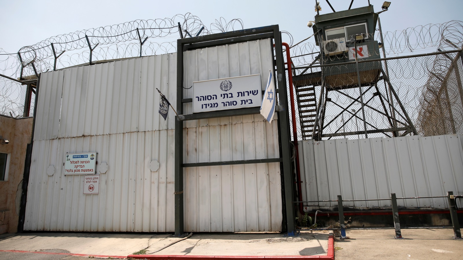 ‪الإهمال الطبي مشكلة رئيسية في السجون الإسرائيلية فلا ينقل السجين للمستشفى إلى في حالات متقدمة من المرض‬ (رويترز)