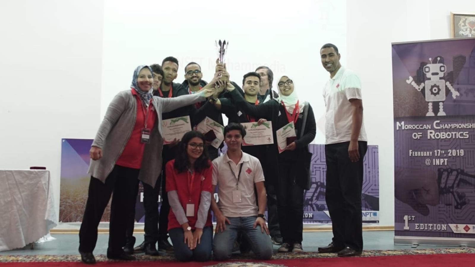 ‪فريق نادي الميكاترونيكس من جامعة الحسن الثاني بالدار البيضاء الحاصل على الرتبة الأولى في المسابقة‬ (الجزيرة)
