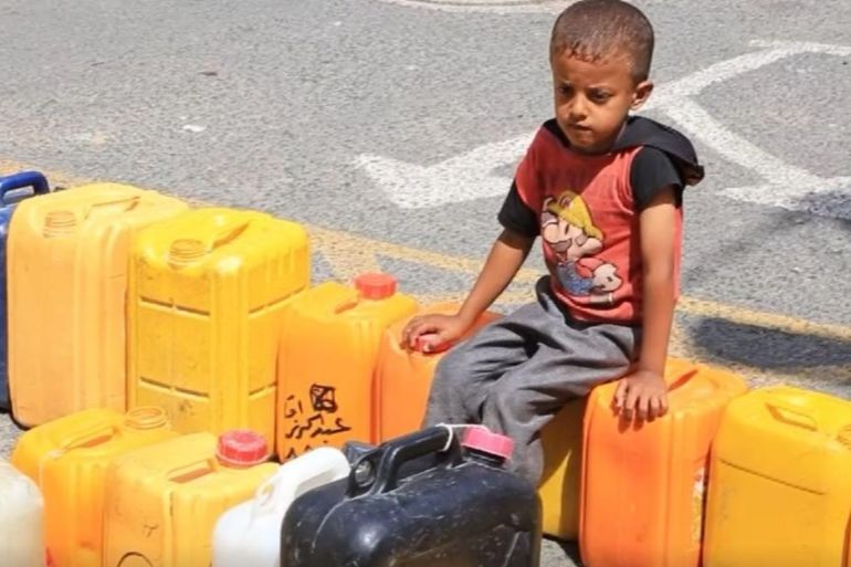 محمد عبد الملك - أطفال صغار أثقلتهم متاعب الحياة وأصبح توفير المياه من مهمتهم - الجزيرة نت - اليمنيون يعودون مجدداً إلى طوابير المياه والمشتقات