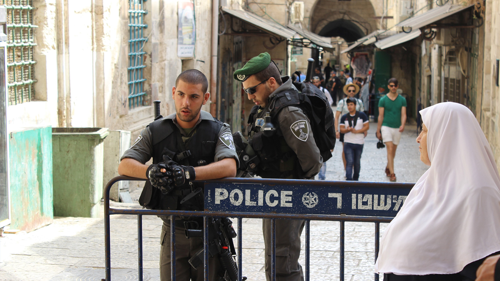 ‪إجراءات تقييدية وفحص للهويات يخضع لها الفلسطينيون عند عبورهم الحواجز الإسرائيلية‬  (الجزيرة نت)