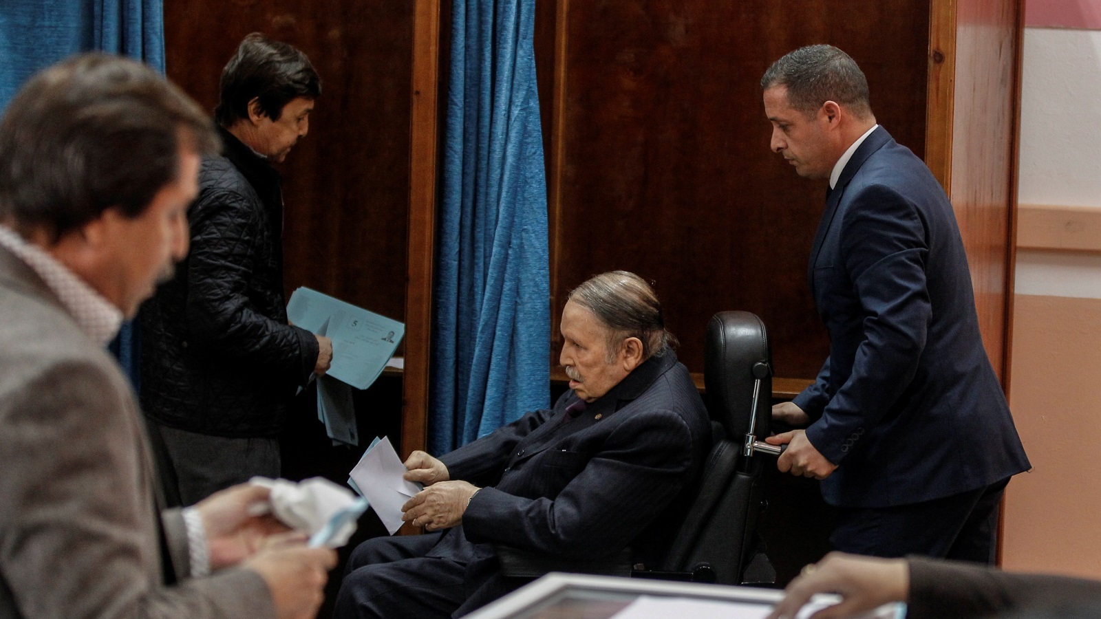 سعيد بوتفليقة (ثاني يسار) يعتبر الشخصية الأقوى من بين أشقاء الرئيس الجزائري (رويترز)