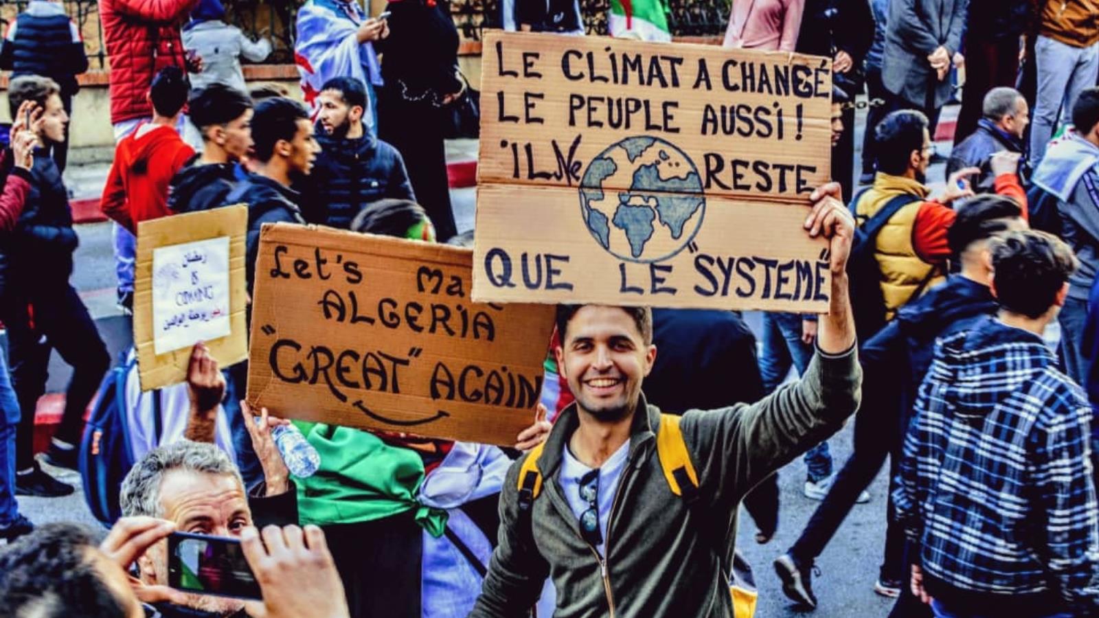 ‪يونس دريسي يشارك من أجل المناخ بإحدى المظاهرات ضد الرئيس الجزائري عبد العزيز بوتفليقة‬ (الجزيرة)