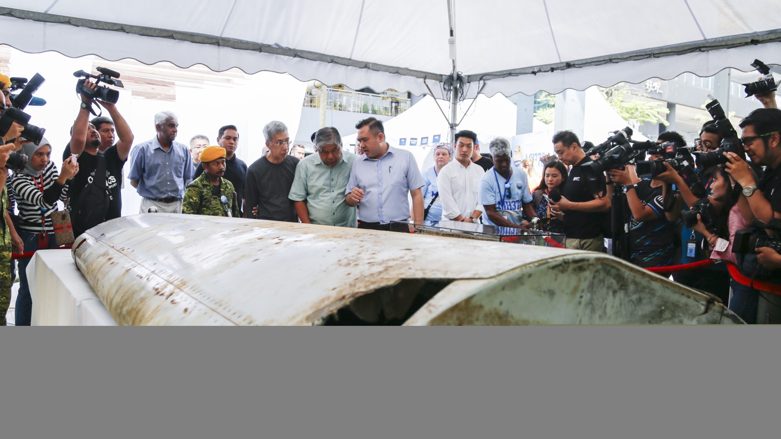  وزير النقل الماليزي يعاين جزءا من حطام طائرة وجد قبالة سواحل تنزانيا يعتقد أنه يعود للطائرة المفقودة (الأناضول)