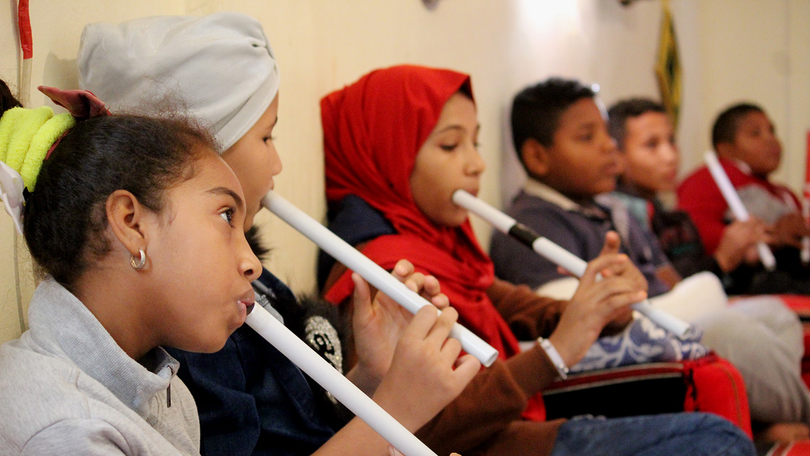 ‪الأطفال يتدربون على آلة الناي ضمن مشروع الهوية الموسيقية الشعبية‬ (الجزيرة)