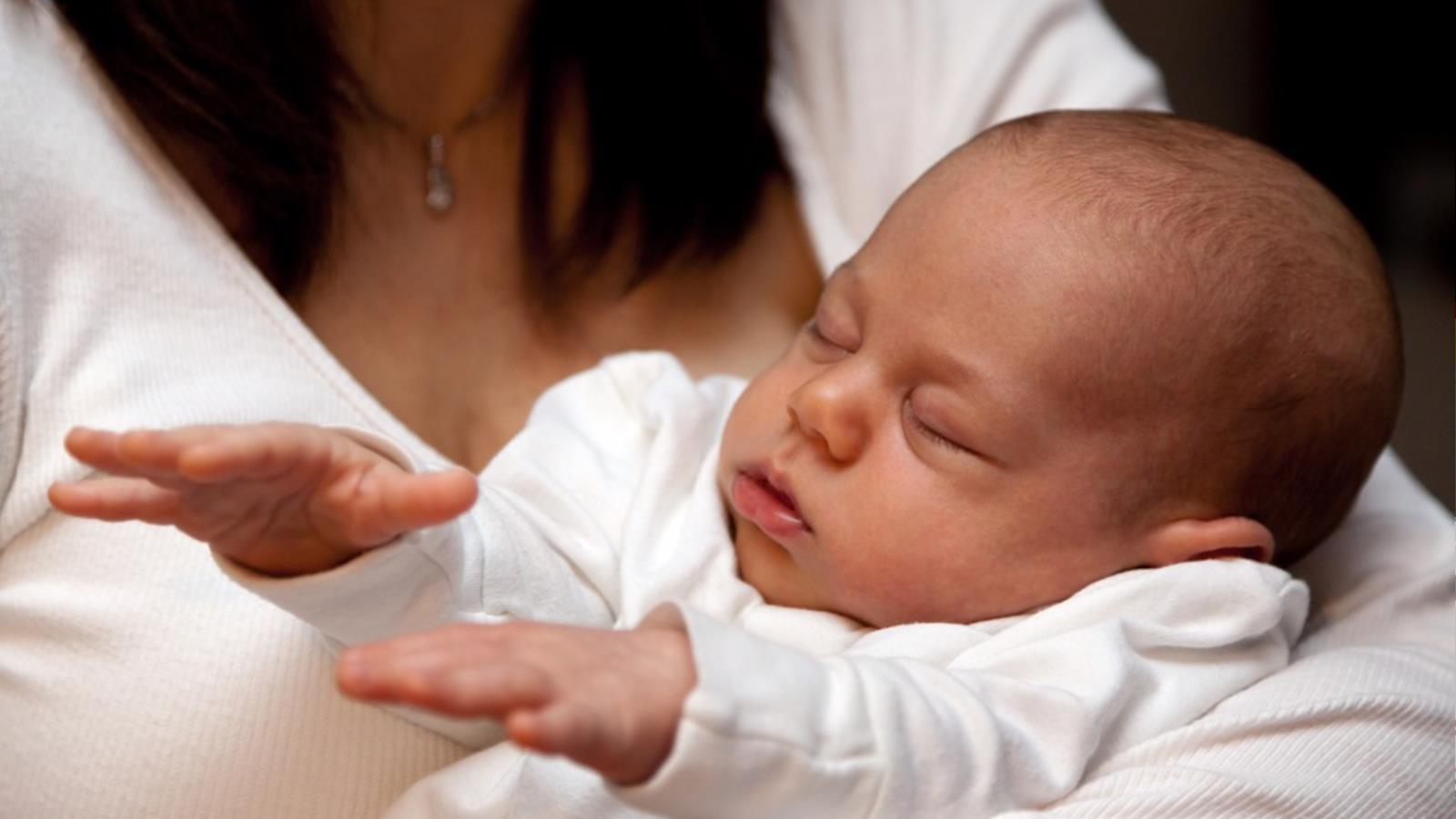‪استخدام الضوضاء البيضاء يجعل طفلك يغط في نوم عميق‬ (بيكساباي)