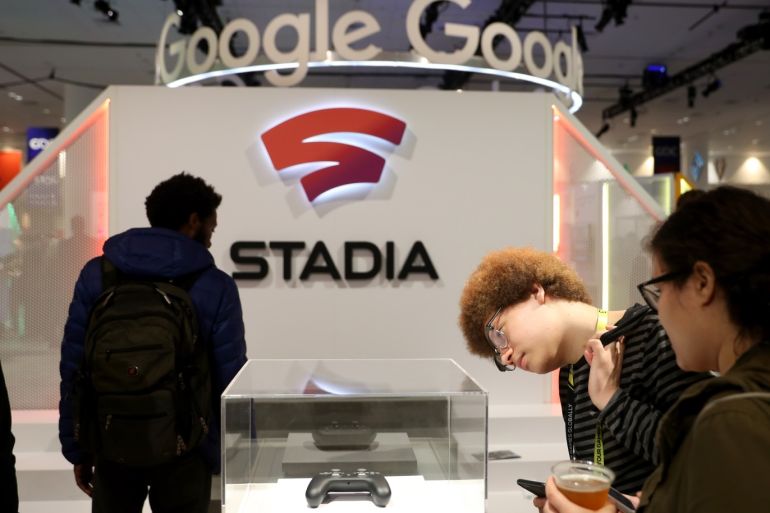 SAN FRANCISCO, CALIFORNIA - MARCH 20: Attendees look at the new Stadia controller on display at the Google booth at the 2019 GDC Game Developers Conference on March 20, 2019 in San Francisco, California. The GDC runs through March 22. Justin Sullivan/Getty Images/AFP== FOR NEWSPAPERS, INTERNET, TELCOS & TELEVISION USE ONLY ==