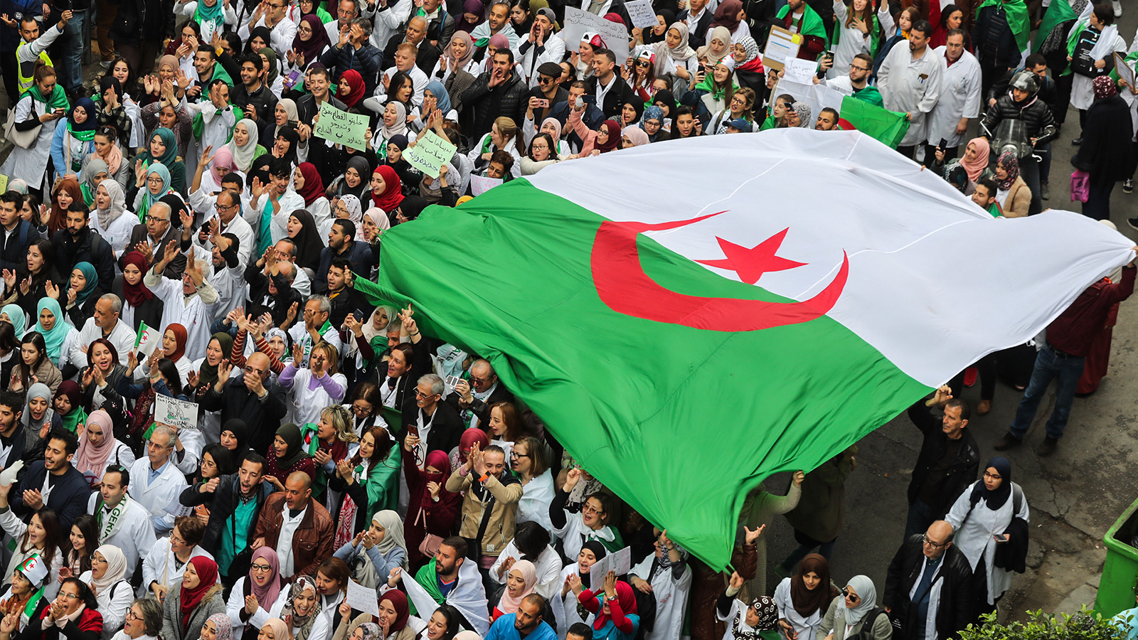 ‪الشارع الجزائري يعيش على وقع مظاهرات متواصلة مطالبة بالتغيير‬ (الجزيرة)
