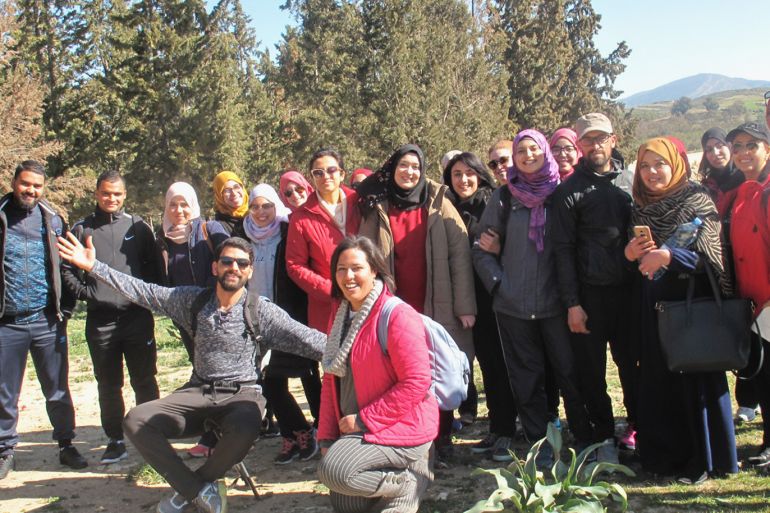 منيرة حجلاوي_صورة تذكارية لمجموعة زينب على سفح جبل برقو