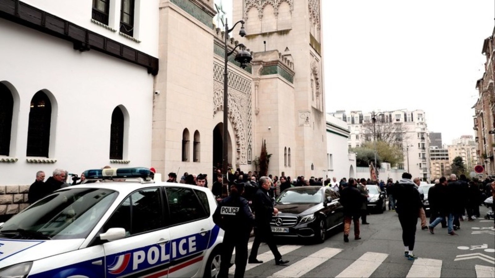 ‪سيارة للشرطة الفرنسية أمام الجامع الكبير في باريس ضمن إجراءات أمن تلت هجوم كرايست تشيرتش بنيوزيلندا‬ (الأوروبية)