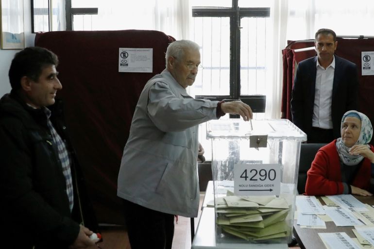 A man casts his ballot at a polling station during the municipal elections in Ankara, Turkey, March 31, 2019. REUTERS/Umit Bektas