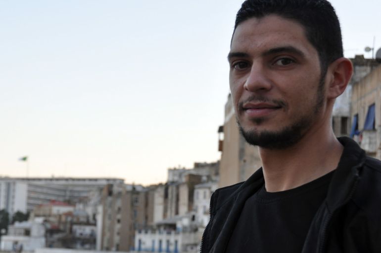 الشّاب سفيان يطل على الجزائر العاصمة من أسطح عمارة منزله يحلم بمستقبل زاهر لبلاده