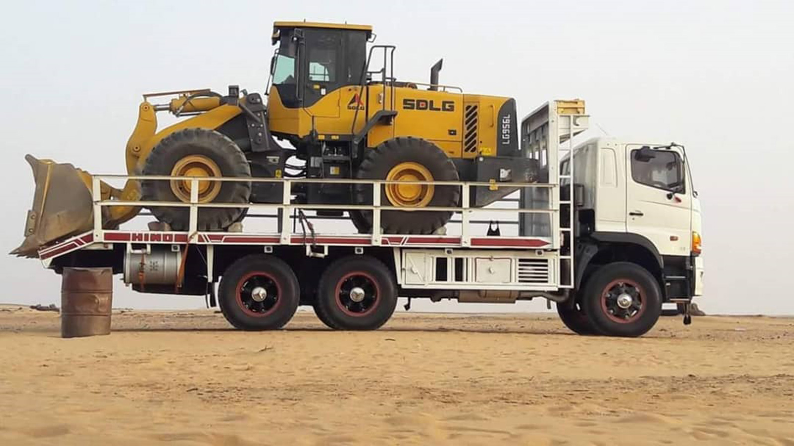 ‪آليات متوقفة لشح الغازولين في صحراء منطقة أبو حمد التابعة لولاية نهر النيل بشمال السودان‬ (الجزيرة)