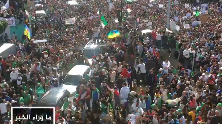 ما وراء الخبر-مسيرات الجمعة بالجزائر.. كيف ستتفاعل السلطات معها؟