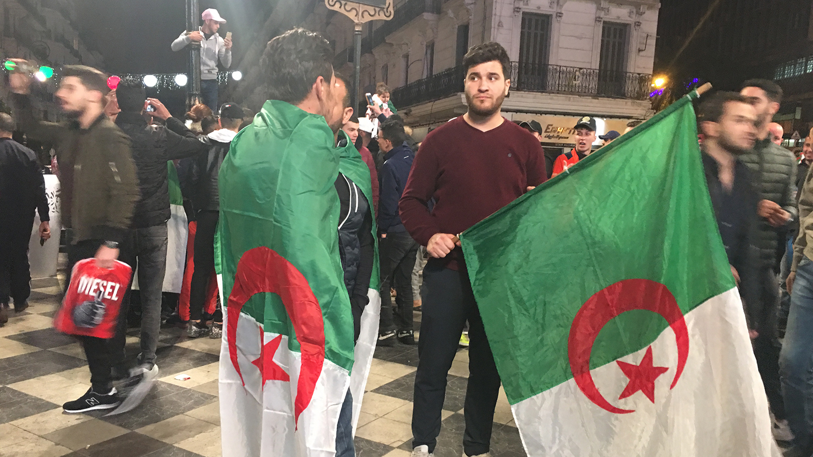 ‪مخاوف من المستقبل أصابت الجزائريين رغم احتفالاتهم‬ (الجزيرة)