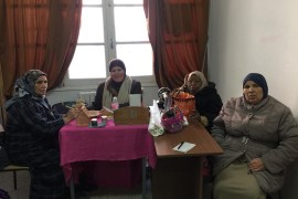 مبروكة الجبالي الأولى من اليمين داخل قاعة لتعلم المهارات اليدوية / المركز الاجتماعي لمحو الأمية وتعليم الكبار/تونس
