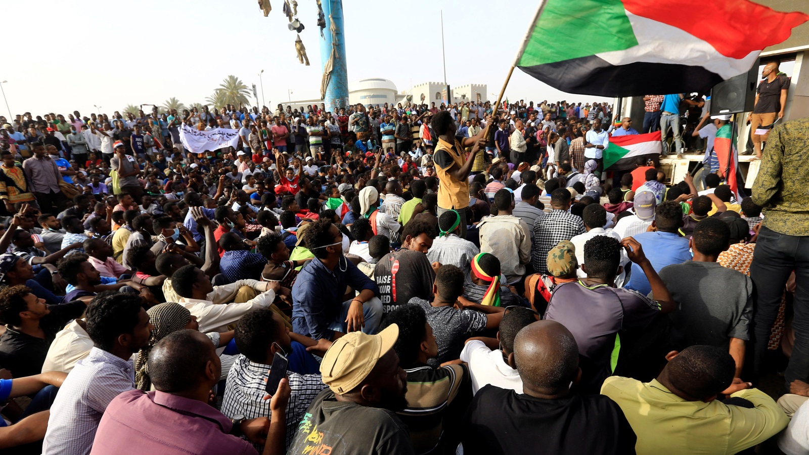 ‪الشعب السوداني ابتهج بسقوط الرئيس عمر البشير‬  (رويترز)