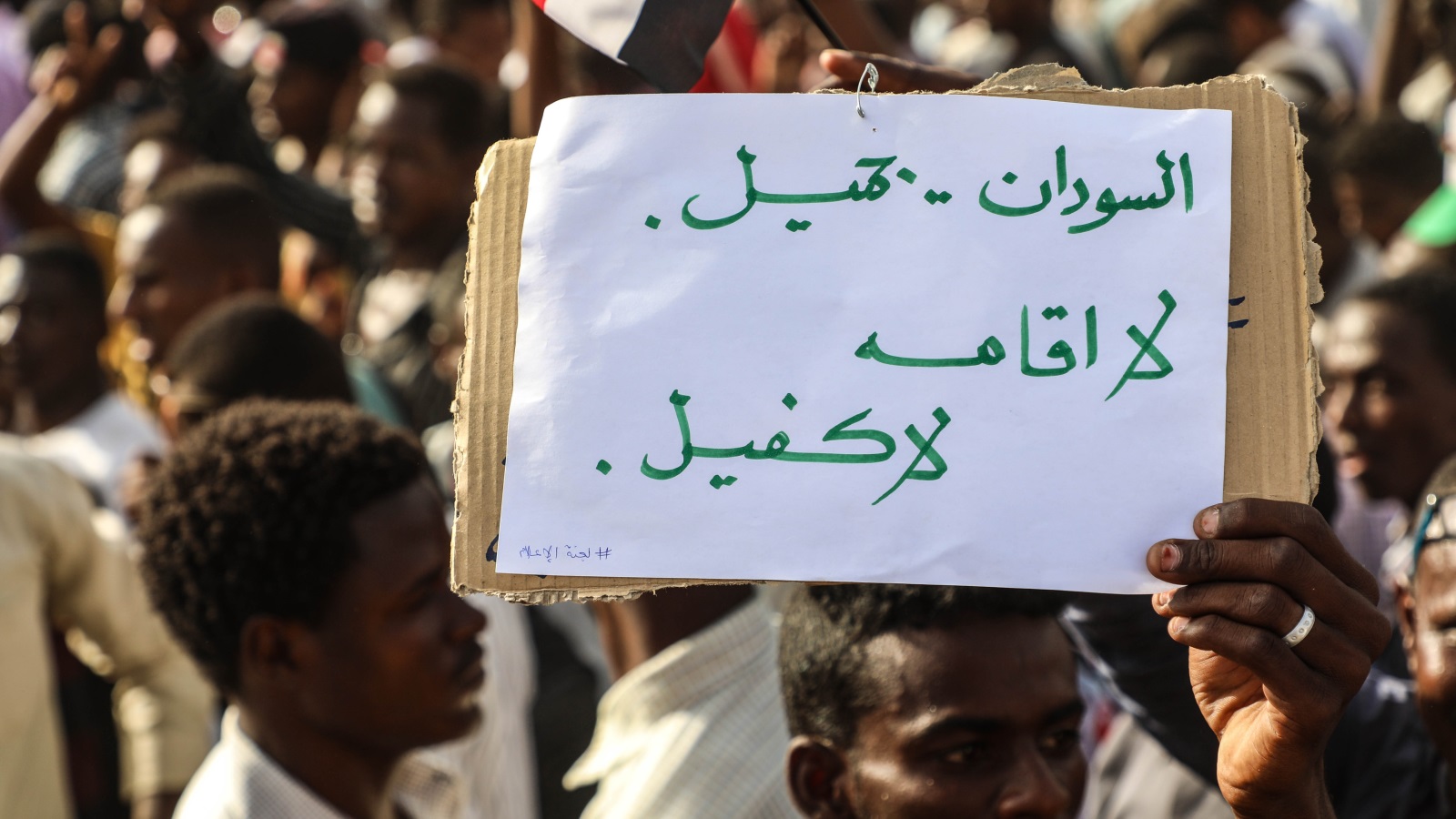 الصحيفة لم تتجاهل المعارضة الشديدة التي أبداها ثوار السودان للتدخل السعودي الإماراتي (الأناضول)