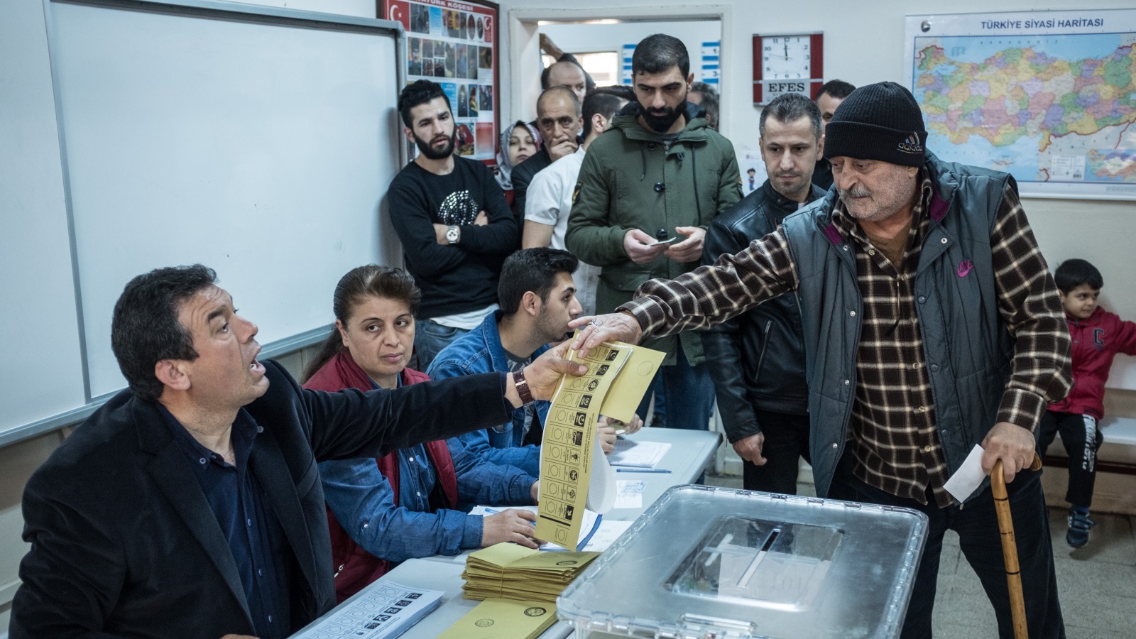 ‪مواطنون يدلون بأصواتهم في مركز انتخابي بإسطنبول أمس‬ (غيتي)