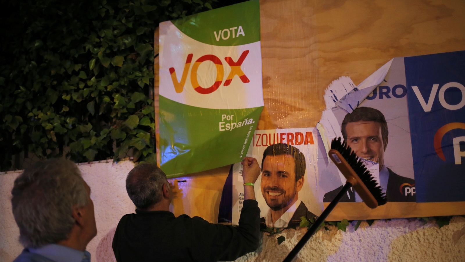 ‪ملصق انتخابي لمرشحي حزب فوكس في مدريد‬  ملصق انتخابي لمرشحي حزب فوكس في مدريد (رويترز)