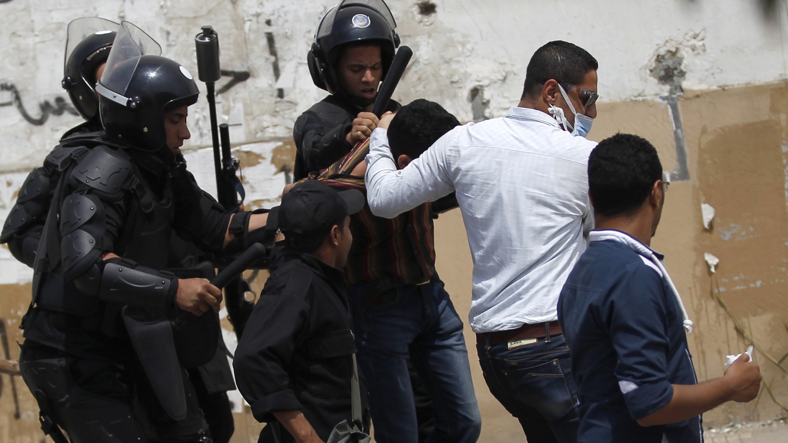 بعد سنوات من السجن يجد المعارضون في مصر أنفسهم أمام سجن من نوع آخر (رويترز)