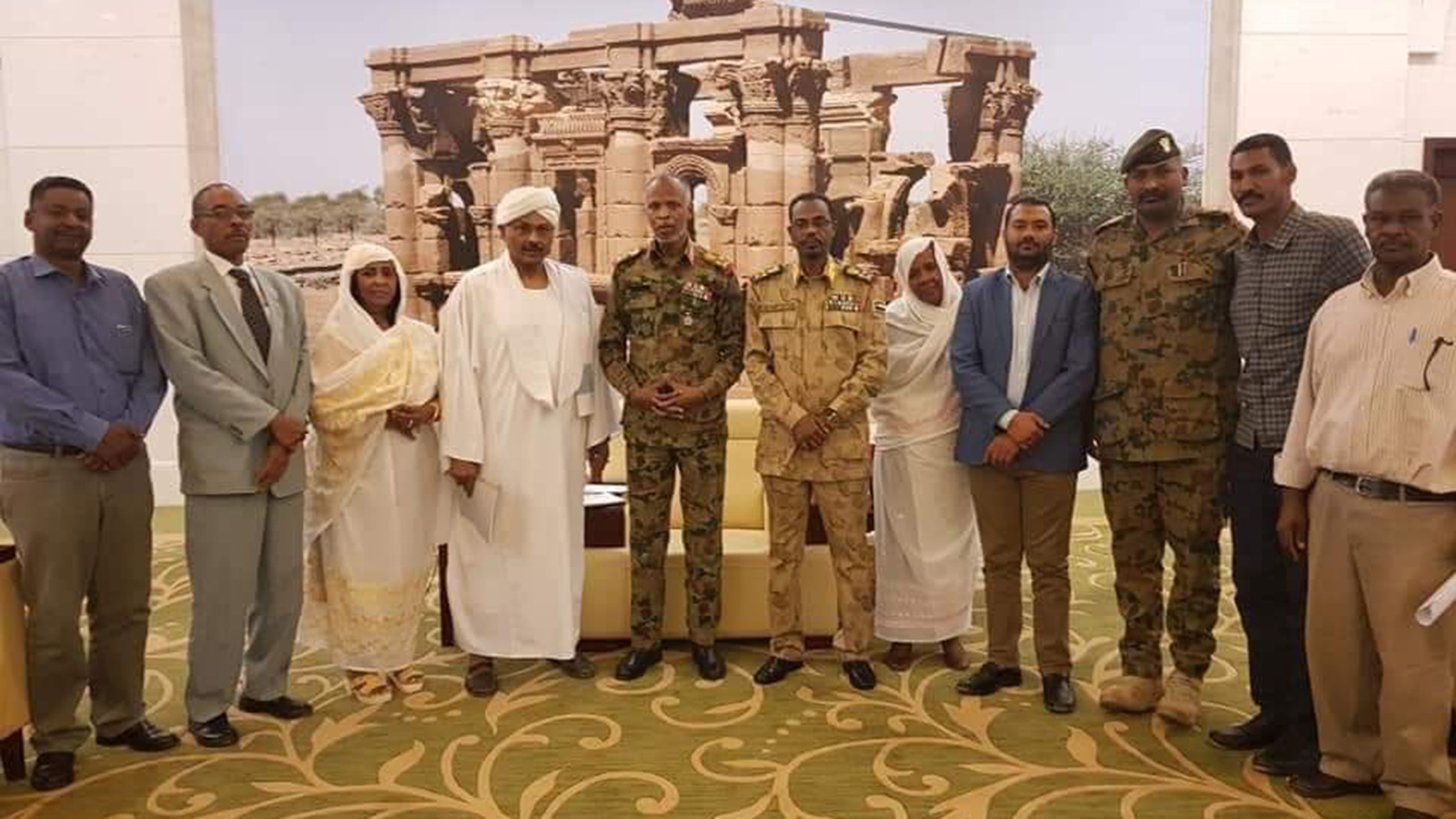 ‪اللجنة السياسية بالمجلس العسكري تلتقي أعضاء بحزب الأمة بقيادة مبارك الفاضل‬ (الجزيرة نت)