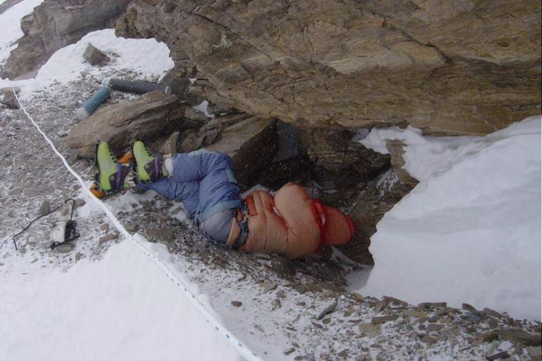 Nagwan Lithy - الرجل ذو الحذاء الأخضر أشهر الجثث على إيفرست (تواصل اجتماعي) - الجثث على قمة إيفرست لم تمنع العرب من مغامرة جبل الموت