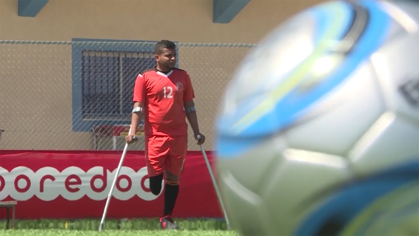 ‪ممارسة كرة القدم حلم كثير من الشباب والأطفال من مبتوري الأطراف في غزة‬  (الفرنسية)