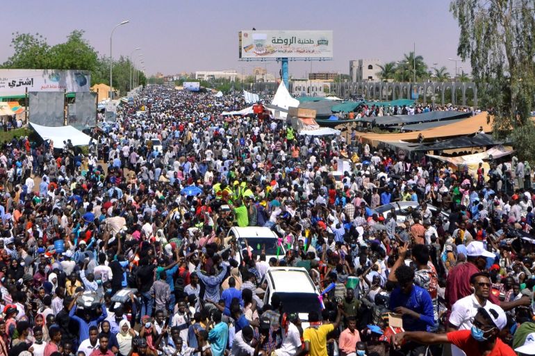 Sudanese demonstrators chant slogans during a protest demanding Sudanese President Omar Al-Bashir to step down outside the defence ministry in Khartoum, Sudan April 8, 2019. REUTERS/Stringer