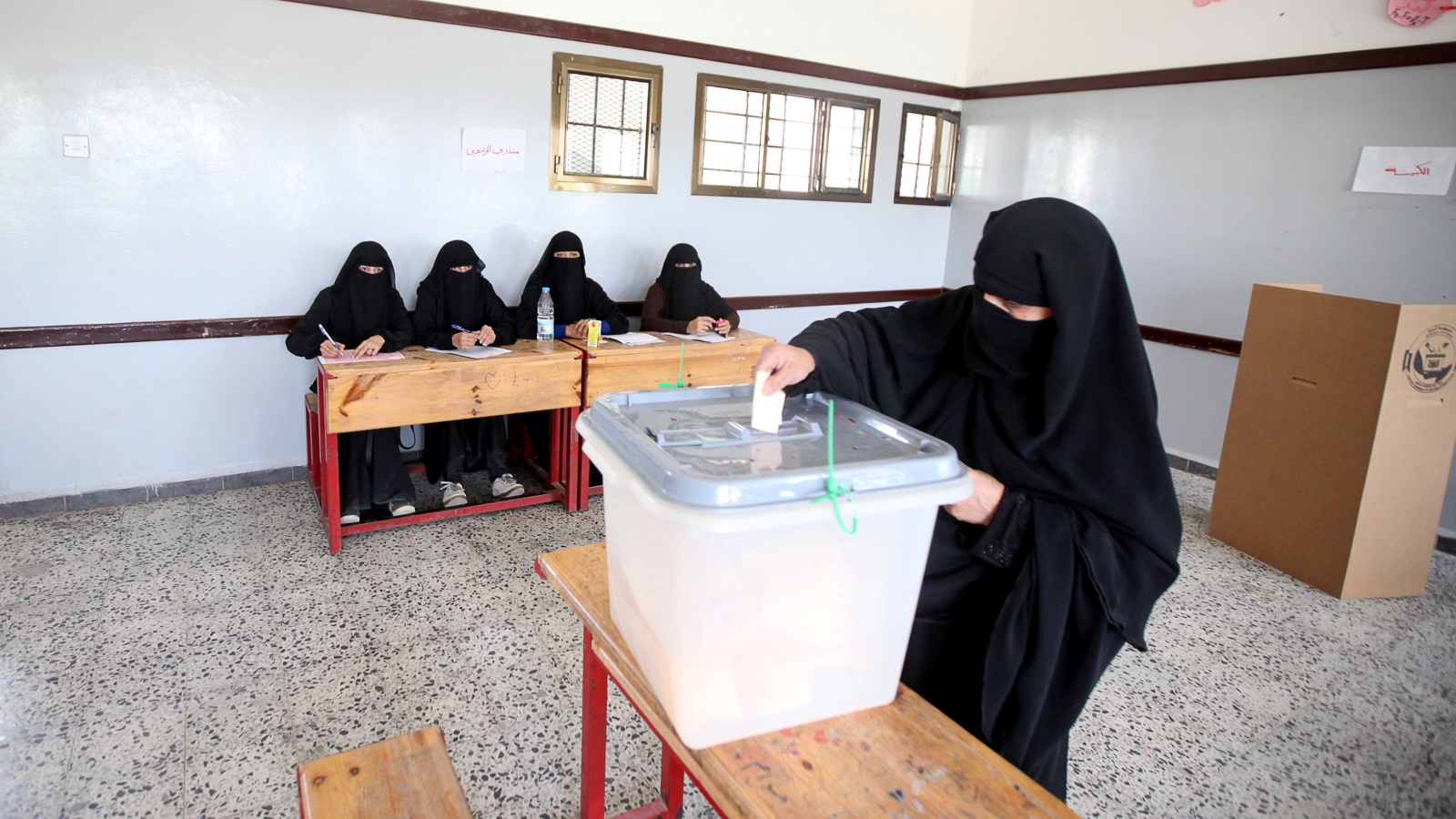 ‪الانتخابات البرلمانية التكميلية التي يجريها الحوثيون بصنعاء‬  (رويترز)