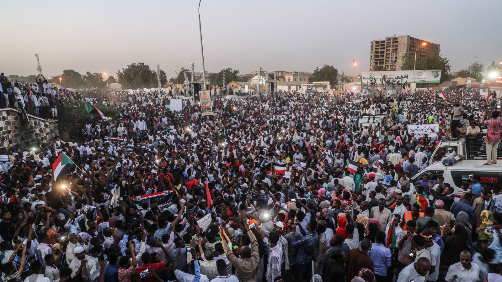 ‪آلاف السودانيين يعتصمون في الساحة المقابلة لمقر قيادة الجيش في الخرطوم‬ (الأناضول)