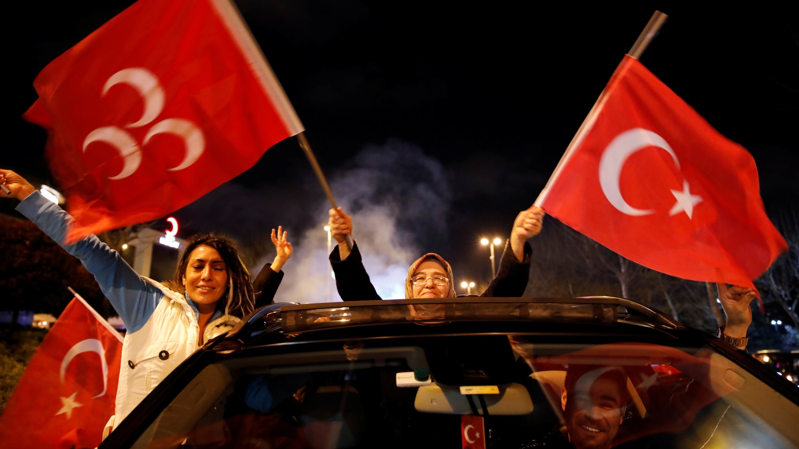 ‪أنصار حزب العدالة والتنمية يلوحون بالأعلام في إسطنبول‬ (رويترز)