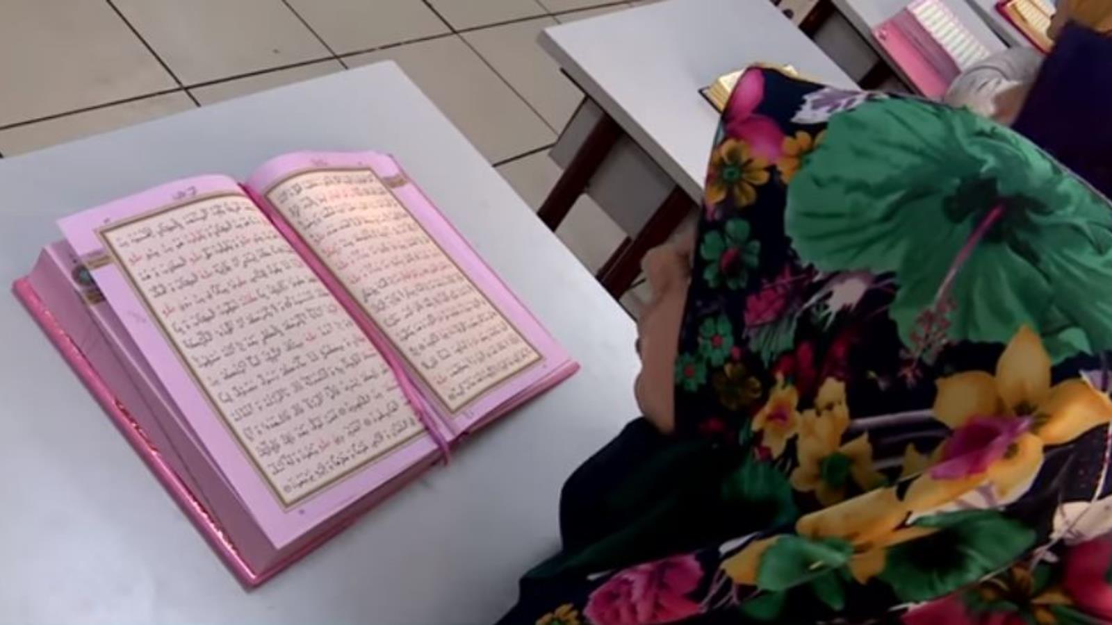 فتاة تركية تعكف على قراءة القرآن الكريم (الجزيرة نت)