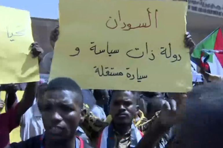 تظاهرة في محيط السفارة المصرية في الخرطوم.