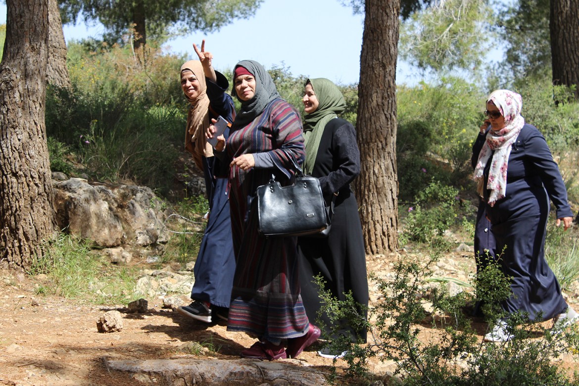أسيل جندي، مجموعة من النساء المقدسيات المشاركات في مسار المشي اليوم ضمن مشروع المرأة والفقدان والاحتلال(الجزيرة نت)