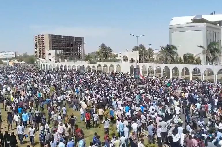 متظاهرون سودانيون يطالبون برحيل البشير أمام وزارة الدفاع
