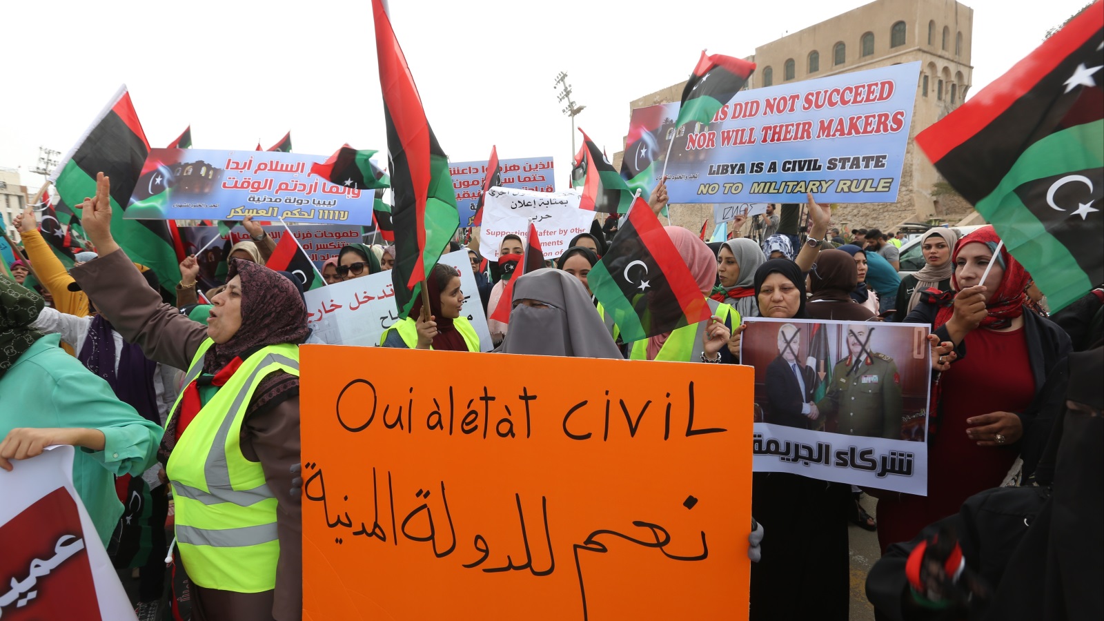 ‪آلاف الليبيين تظاهروا أمس بطرابلس منددين بدور فرنسا التي يتهمونها بدعم هجوم قوات حفتر على العاصمة‬ (الأناضول)