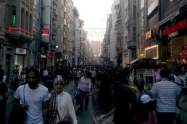 خليل مبروك - حركة تجارية نشطة في إسطنبول- شارع الاستقلال قرب ميدان تقسيم - تركيا.