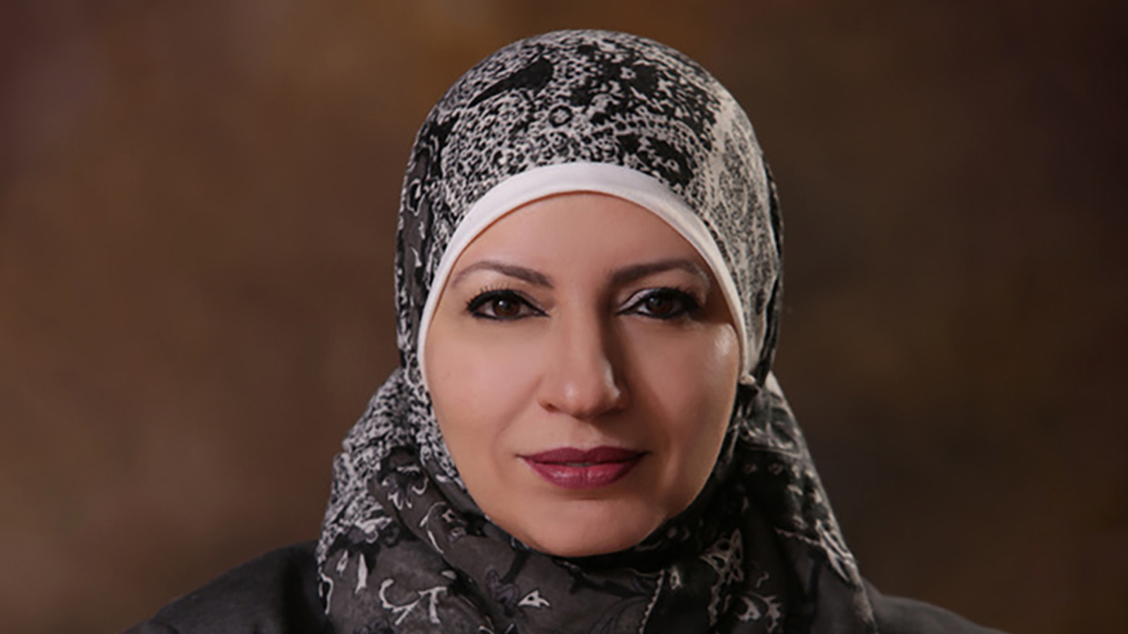 ‪الدكتورة شذى أبو حمدة: الظروف الاجتماعية السيئة، وغياب البديل يجعلان المرأة تخلق المبررات التي تساعدها في استمرار العلاقة الزوجية‬ (الجزيرة)